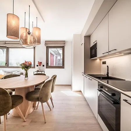 Laverock, - By Emerald Apartment *